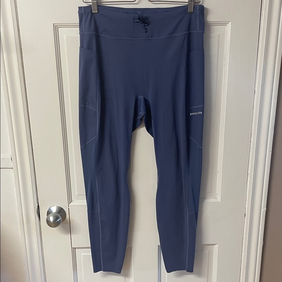 Patagonia Pants - Patagonia Endless Run 7/8 Tights leggings in blue women’s size large